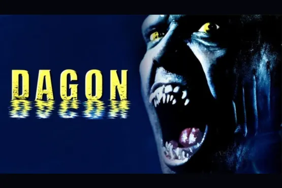 Visage monstrueux avec dents acérées sur fond bleu sombre et le titre DAGON en jaune