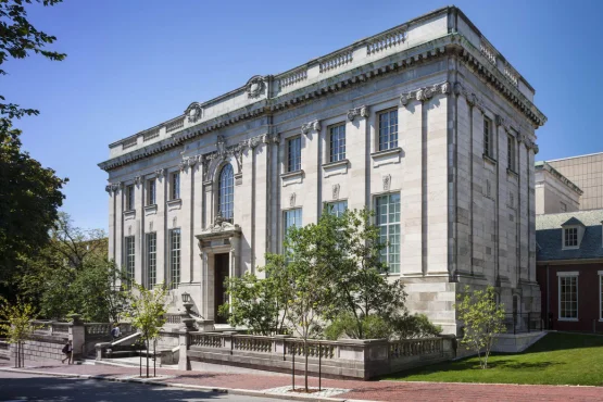Façade de la bibliothèque John Hay à Providence, source d’inspiration du Necronomicon.