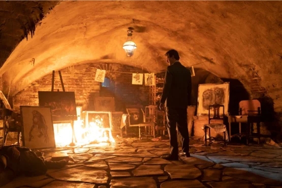 Scène de la série Netflix montrant un atelier d’artiste hanté par des peintures cauchemardesques