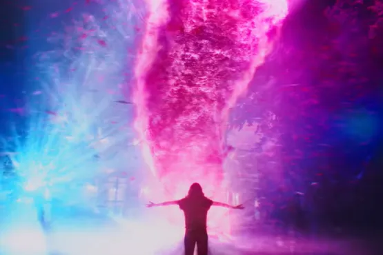 Une explosion d’énergie rose et bleue dans une scène finale intense du film