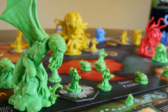 Détail de la figurine verte de Cthulhu sur le plateau de jeu