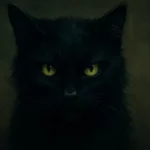 Portrait rapproché d’un chat noir aux yeux jaunes perçants sur fond sombre et texturé.